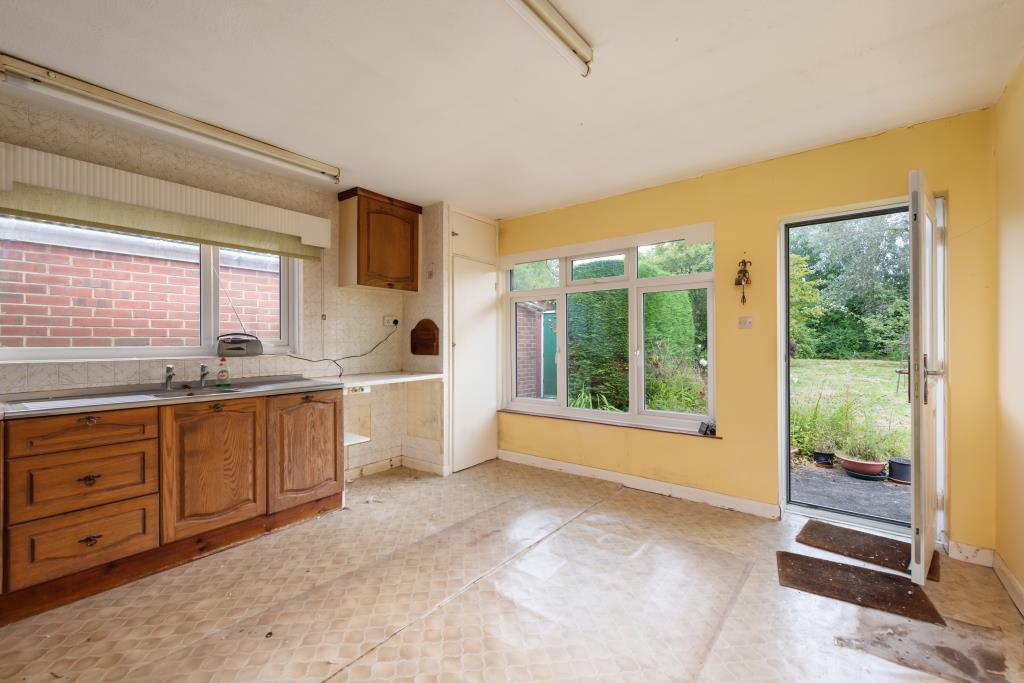 Lot: 123 - BUNGALOW FOR REPAIR IN DESIRABLE LOCATION WITH POTENTIAL FOR REDEVELOPMENT - Kitchen